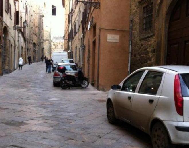 La sosta selvaggia che ostacola i soccorsi 