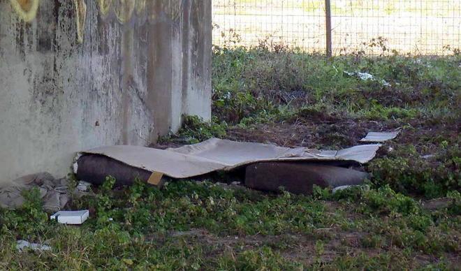 Materassi e cartone: così in tre vivono sotto l’autostrada 