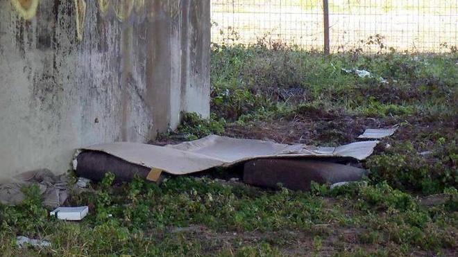 Materassi e cartone: così in tre vivono sotto l’autostrada