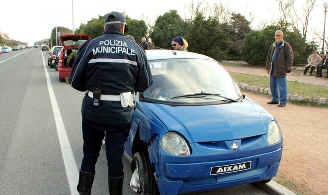 Si ribalta sul viale Italia, traffico in tilt 