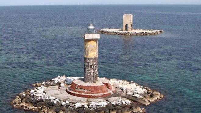 Maxi-chiazza di paraffina allarme alla Meloria