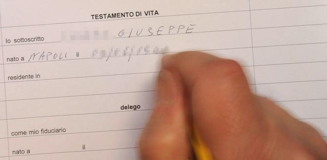 Infermiera a processo per l’eredità dell’ex agente 