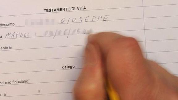 Infermiera a processo per l’eredità dell’ex agente