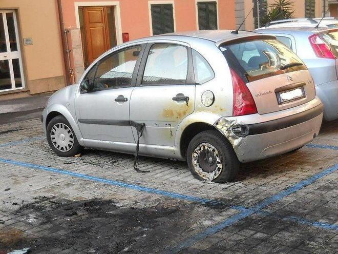 Auto a fuoco nella notte