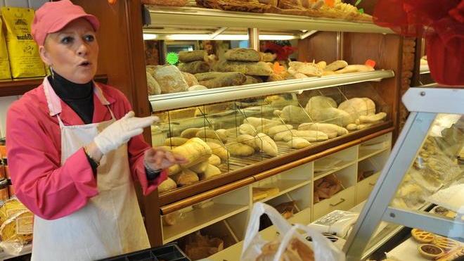 Rubano al panificio Due ladri in azione in pieno giorno
