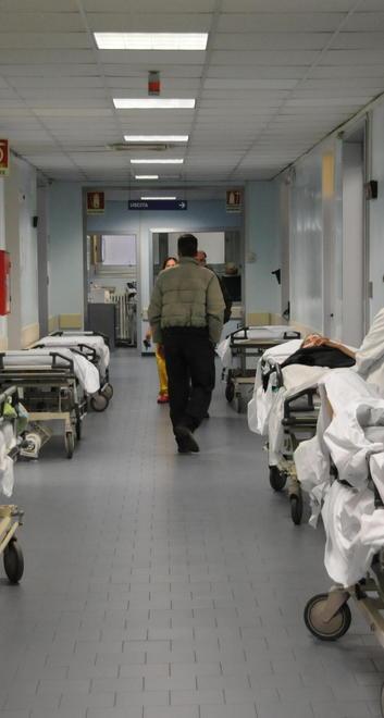 Grave bambina che beve detersivo per lavastoviglie 