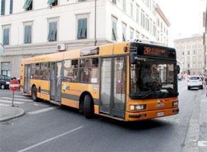 “Fai salire neri e ebrei e non me, fascista”, lite sul bus: traffico bloccato