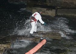 Paraffina in mare, eliminata la macchia 
