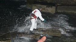 Paraffina in mare, eliminata la macchia