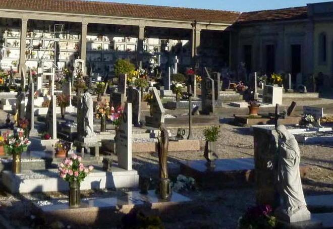 Cede le tombe di famiglia per arrivare alla pensione 