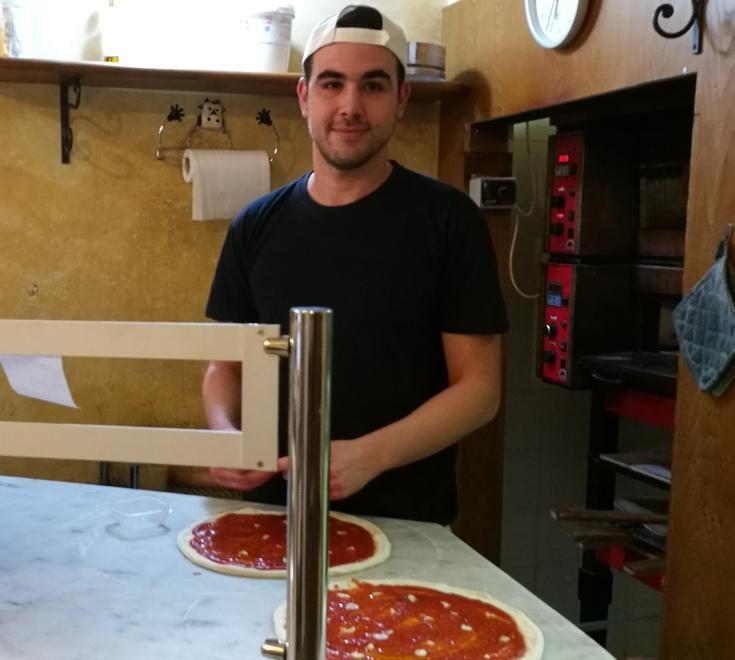A “Dietro l’angolo” pizze di 1,25 metri su tagliere