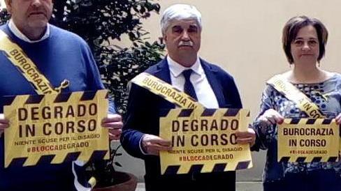 Nastri gialli per dire basta all’incuria e al degrado di scuole e infrastrutture