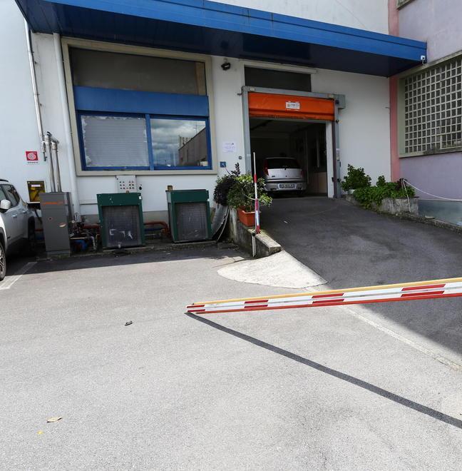Sfondano la vetrata del salone e fuggono sull’auto rubata 
