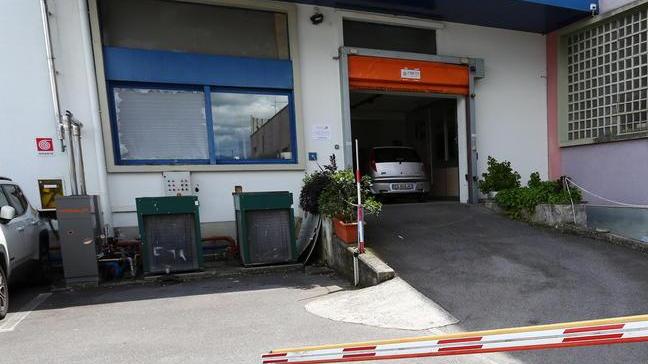 Sfondano la vetrata del salone e fuggono sull’auto rubata