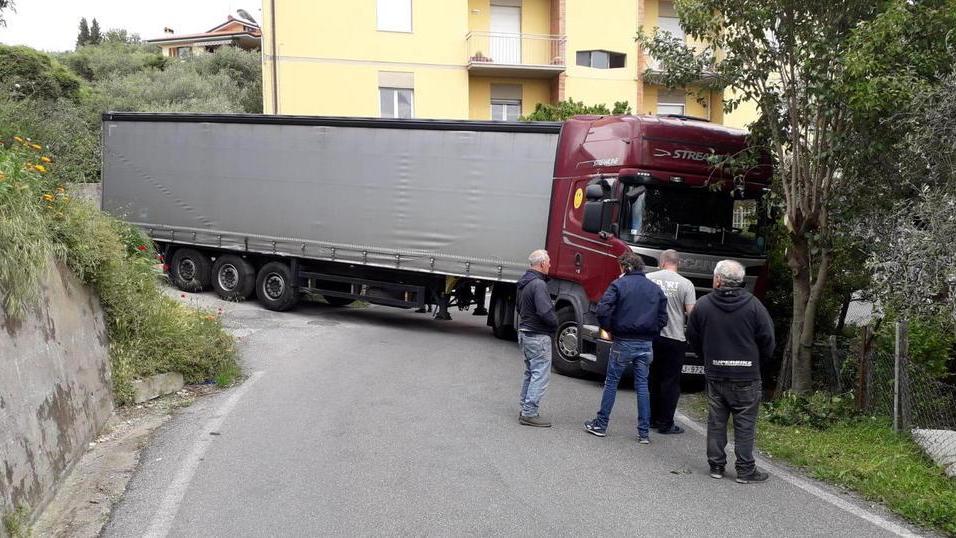 Tir incastrato sulla strada per Pieve a Elici
