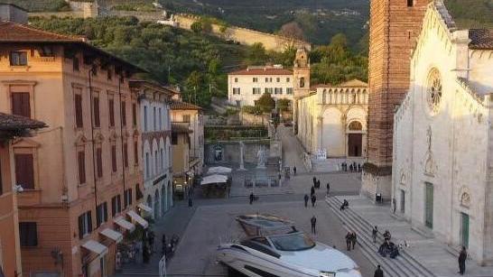 Lo yacht lascia piazza Duomo in arrivo le auto storiche