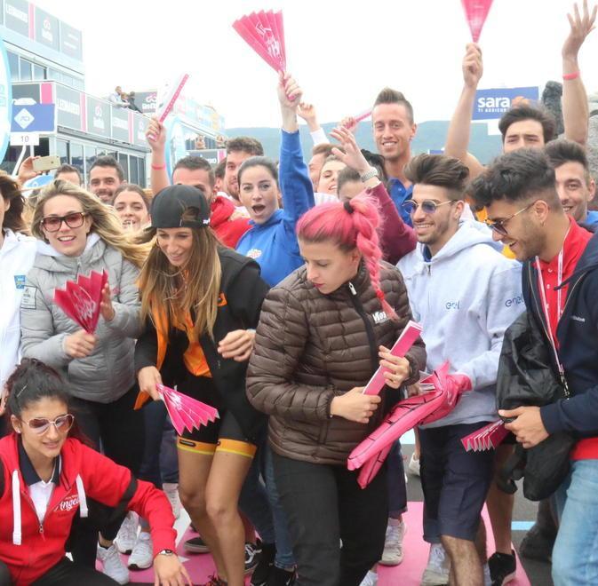 A Orbetello esplode la festa in rosa Migliaia di persone in riva alla laguna 