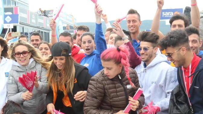 A Orbetello esplode la festa in rosa Migliaia di persone in riva alla laguna