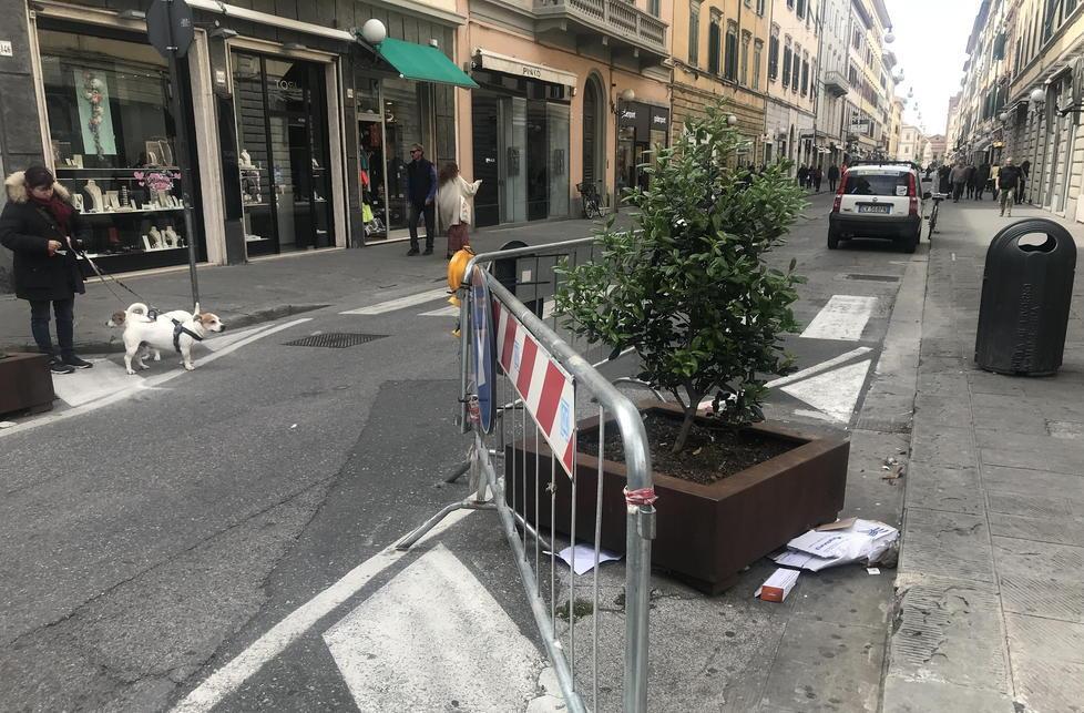 Con l’auto contro la fioriera in via Ricasoli