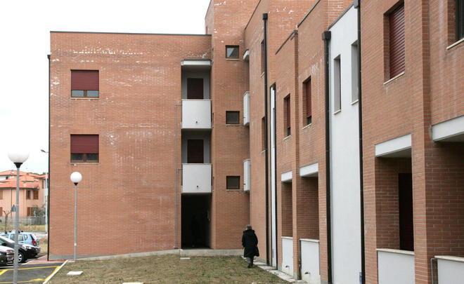 Oltre 200 famiglie in fila per una casa popolare 