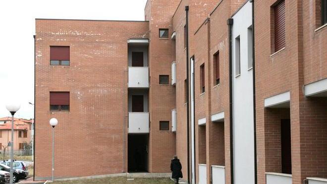 Oltre 200 famiglie in fila per una casa popolare
