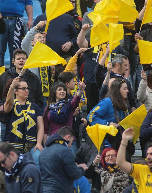 La delusione e la rabbia dei tifosi non si placano: il mister è nel tritacarne 