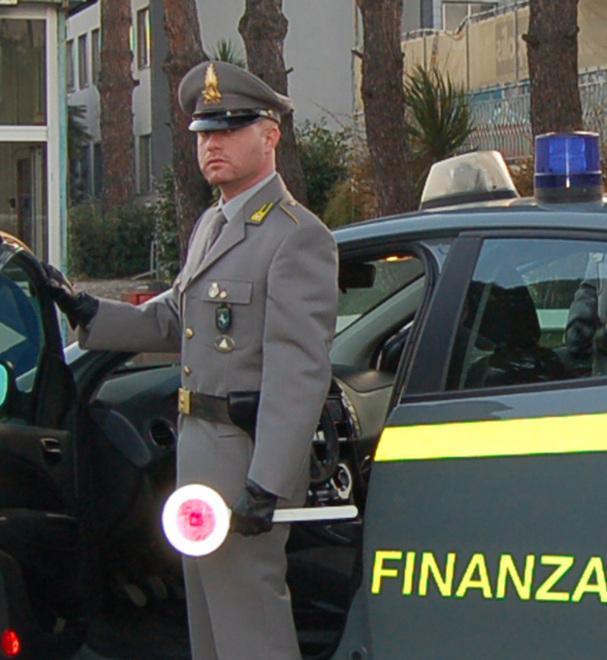 Acquista un’auto falsificando i documenti di un avvocato