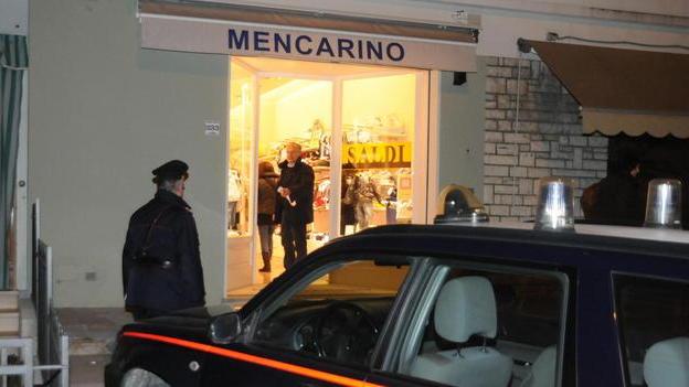 Rapina a un negozio di abbigliamento