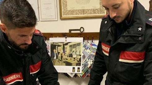 Una donna minacciata col coltello dal convivente davanti ai loro tre bimbi