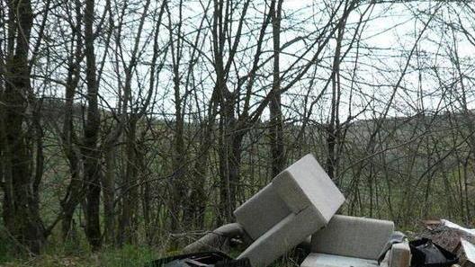 Chiusa alle auto la strada-discarica