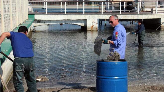 Allarme ambiente, torna la paraffina sugli scogli della Terrazza Mascagni