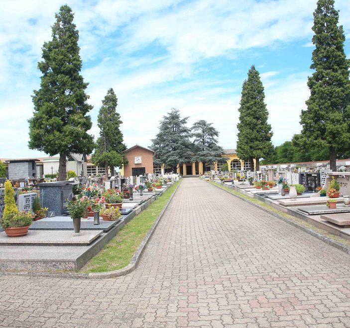 Furti di vasi e fiori al cimitero la rabbia dei parenti dei defunti 