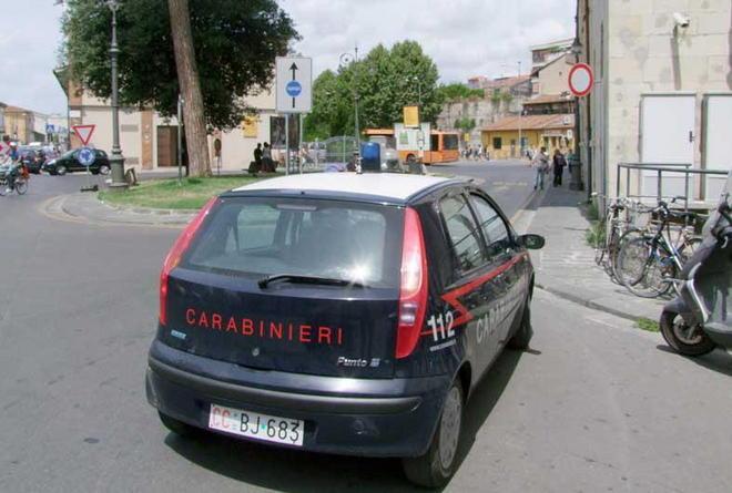 Fermano un ragazzo in via Croce e gli rubano le scarpe firmate 