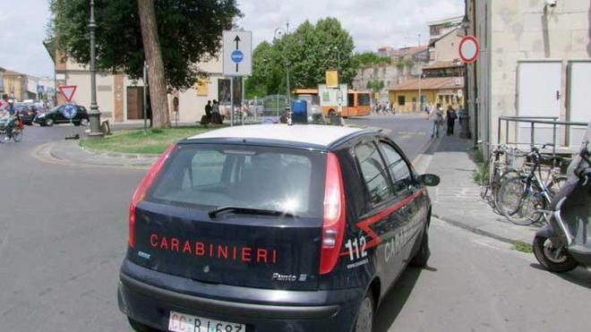 Fermano un ragazzo in via Croce e gli rubano le scarpe firmate