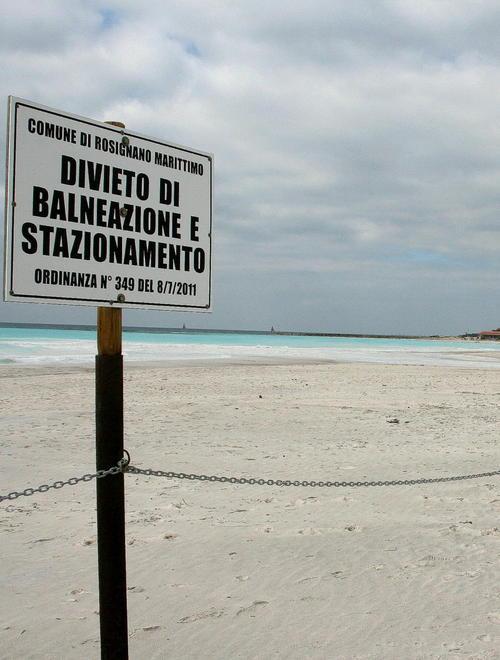Fosso Bianco: staccionata anti-balneazione 