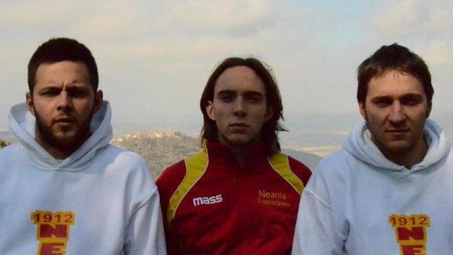 Tre fratelli intorno allo stesso pallone
