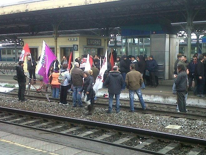 Manifestazione dei no-tav in stazione in 50 ritardano il treno Frecciabianca 