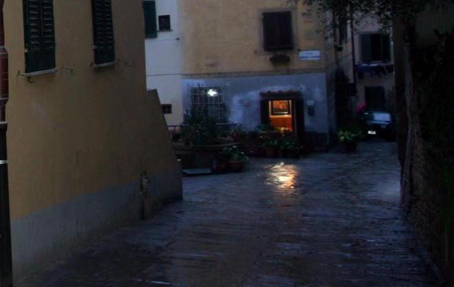 Dormono in auto, traffico in tilt Svegliati da una pattuglia di vigili urbani che li multa e denuncia 