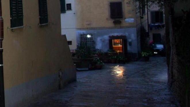 Dormono in auto, traffico in tilt Svegliati da una pattuglia di vigili urbani che li multa e denuncia