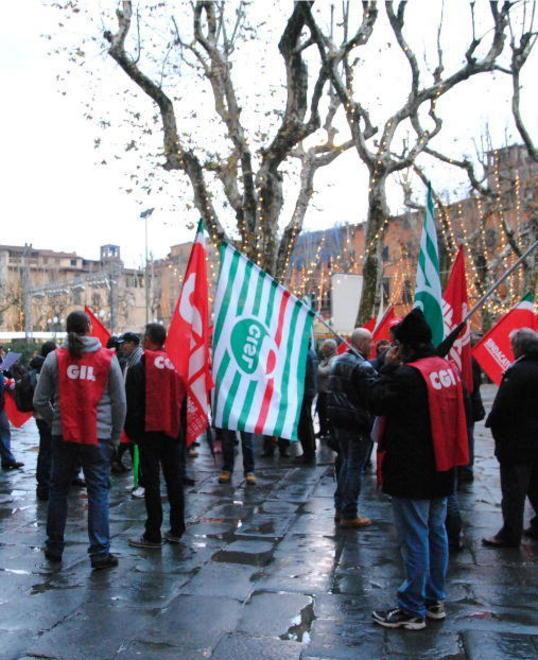 I sindacati oggi in piazza No al lavoro domenicale