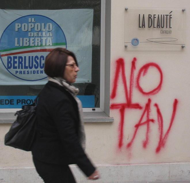 Incursione notturna “No Tav” imbrattate sede Pdl e stazione