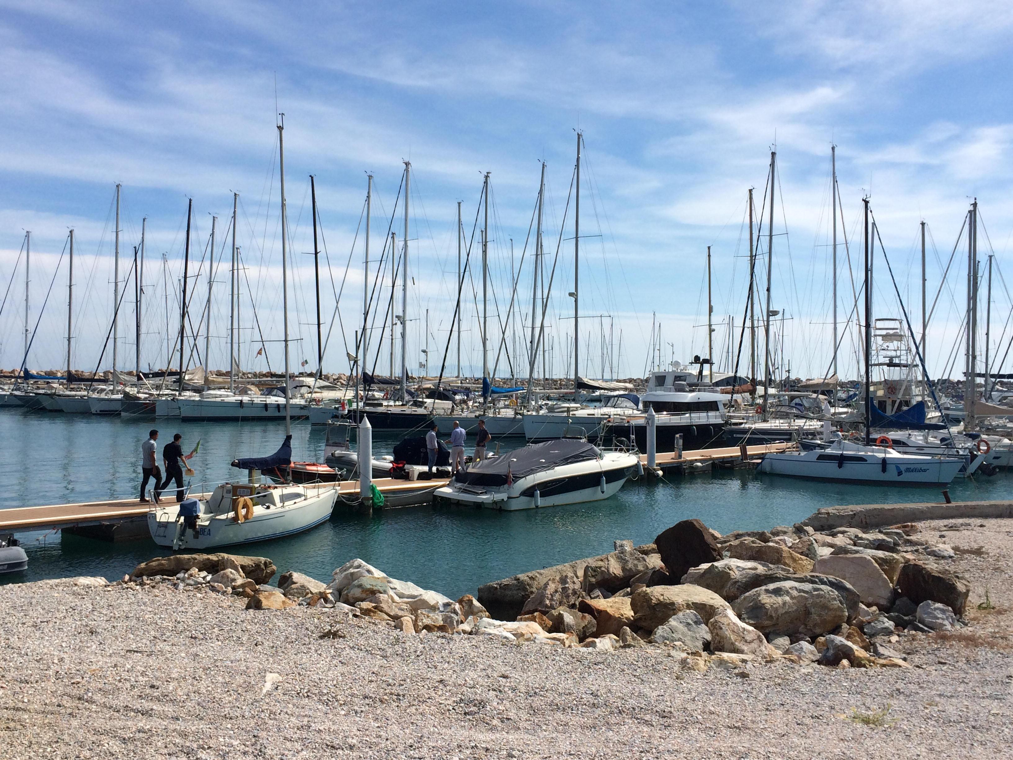 Una veduta del porto di Cecina