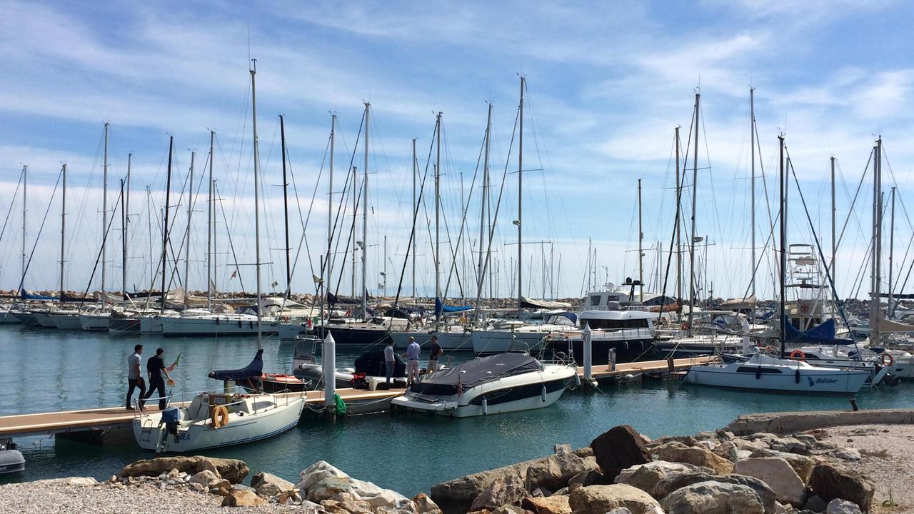 Una veduta del porto di Cecina