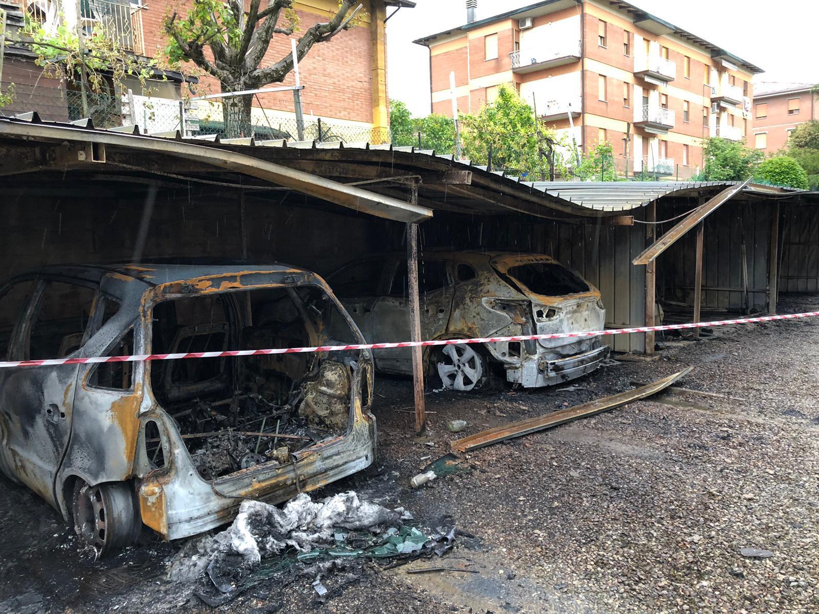 Rogo a Castelvetro:  danneggiate 4 auto e 2 motorini