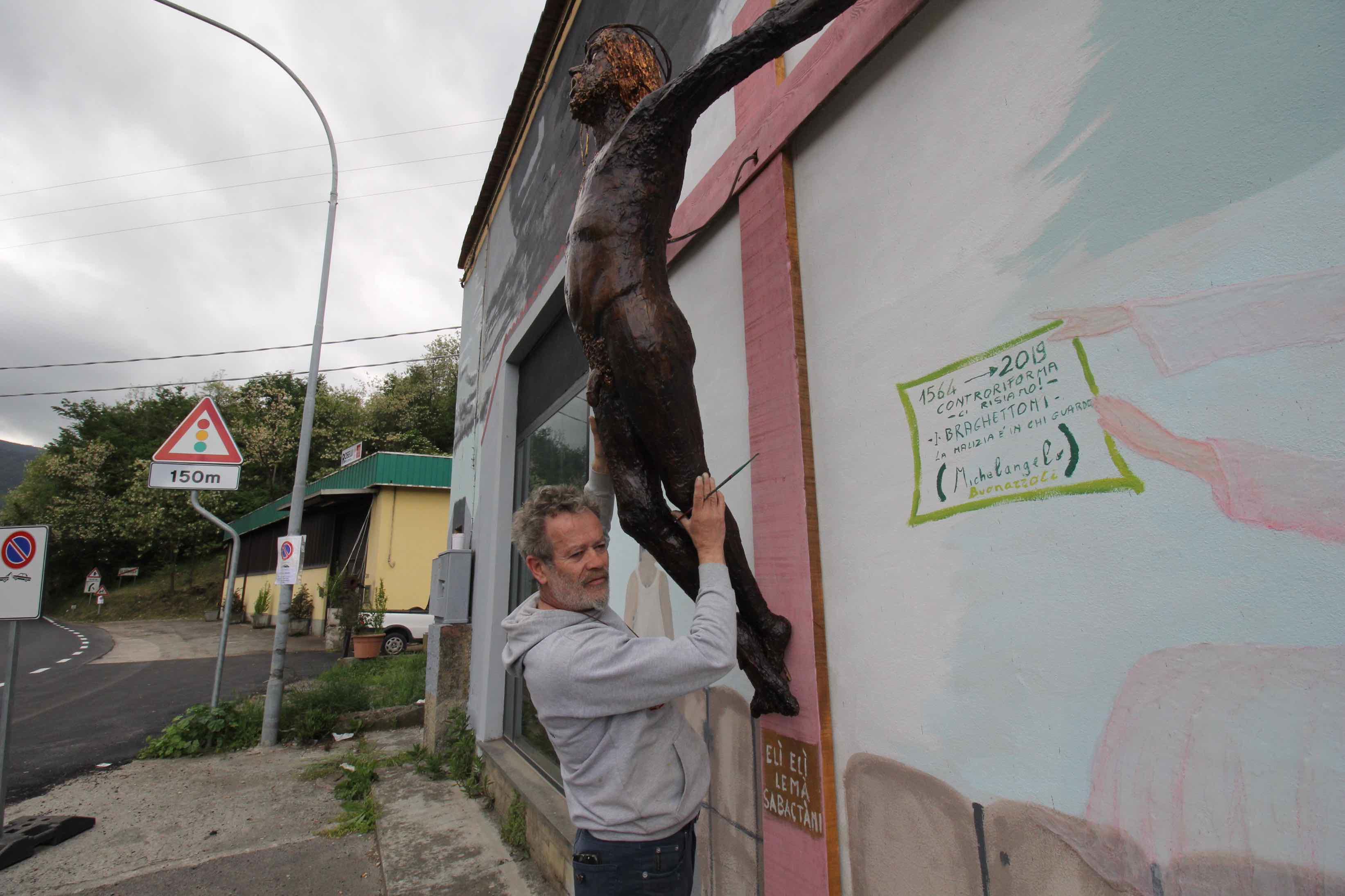 Luciano Storai accanto al Cristo nudo (foto Batavia)