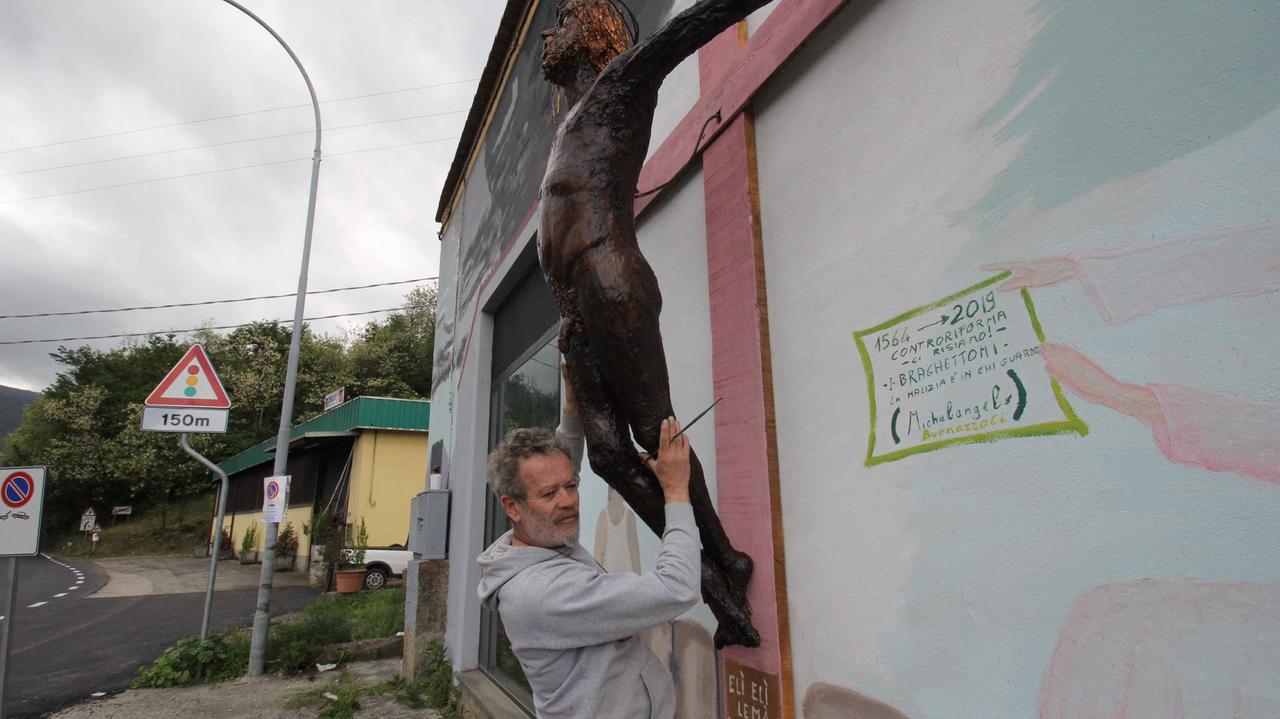 Luciano Storai accanto al Cristo nudo (foto Batavia)