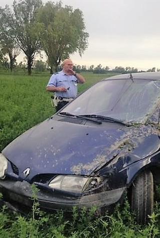 Auto abbandonata dopo l’uscita di strada. Indaga la polizia locale 
