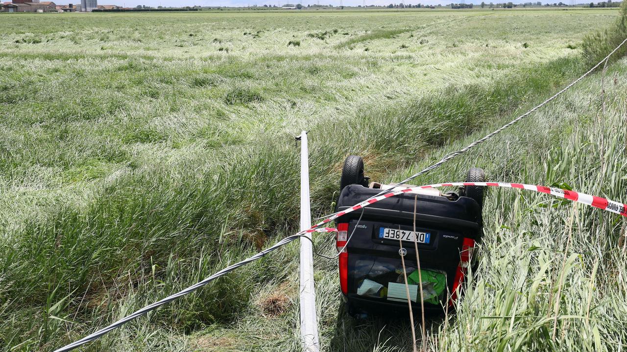 Perde il controllo dell'auto e finisce contro un palo della luce. Grave una donna