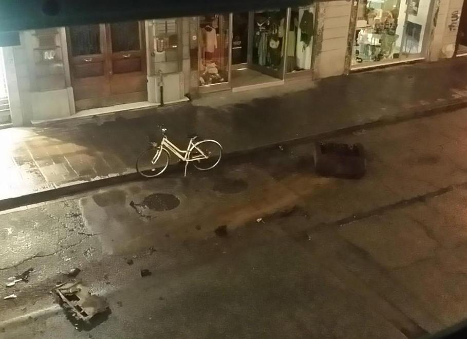 Le fioriere di via Ricasoli invisibili di notte: «Area pedonale insicura, le sostituiremo» 