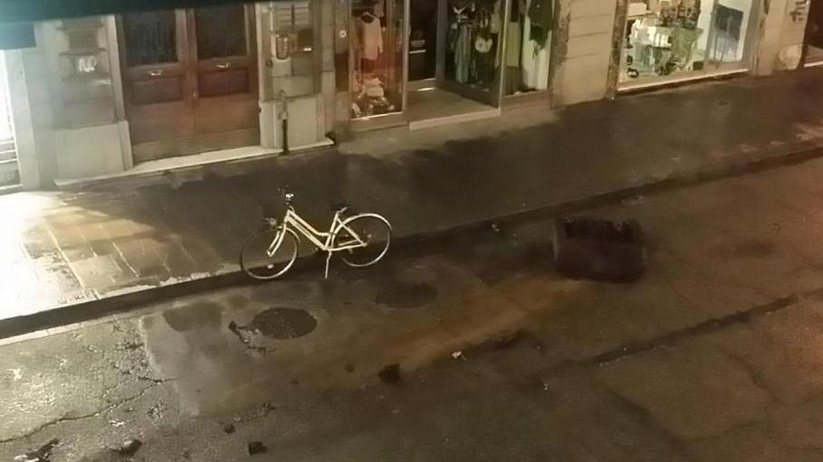 Le fioriere di via Ricasoli invisibili di notte: «Area pedonale insicura, le sostituiremo»